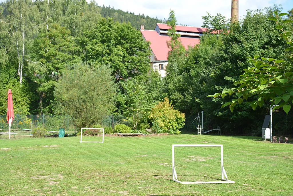 Děti hrají fotbal na hřišti