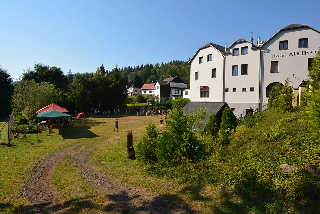 Hotel Adler zvenku, hřiště pod hotelem