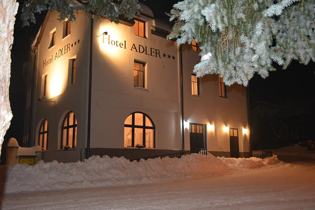 Hotel Adler v zimě, osvětlená okna
