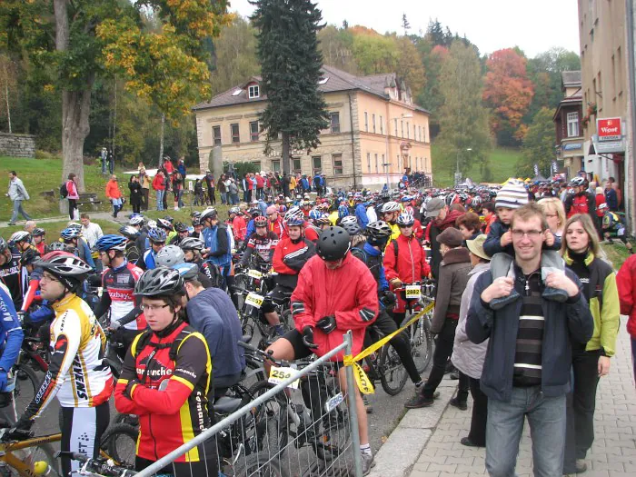 Cyklisté v okolí hotelu
